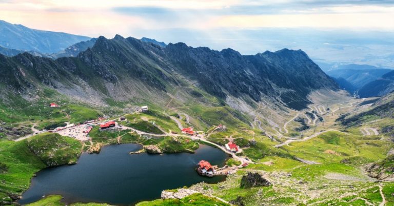 Cele mai frumoase locuri de vizitat în Munții Făgăraș: Atracții și obiective turistice Cele mai frumoase locuri de vizitat în Munții Făgăraș