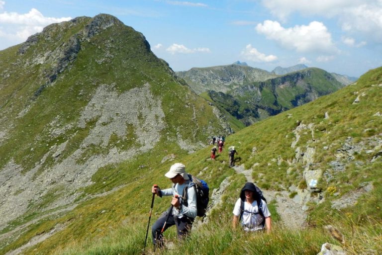 Descoperă Munții Bucegi: Cele mai frumoase locuri de vizitat și trasee montane Descoperă Munții Bucegi