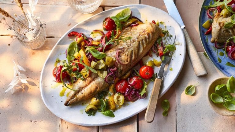 Cină mediteraneană rapidă: pește cu legume românești la grătar Cină mediteraneană rapidă